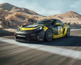 The new 718 Cayman GT4 Clubsport comes in two versions from the factory: a Trackday model for ambitious amateur racing drivers and a Competition variant for national and international motor racing. Among the new features are natural-fiber body parts.