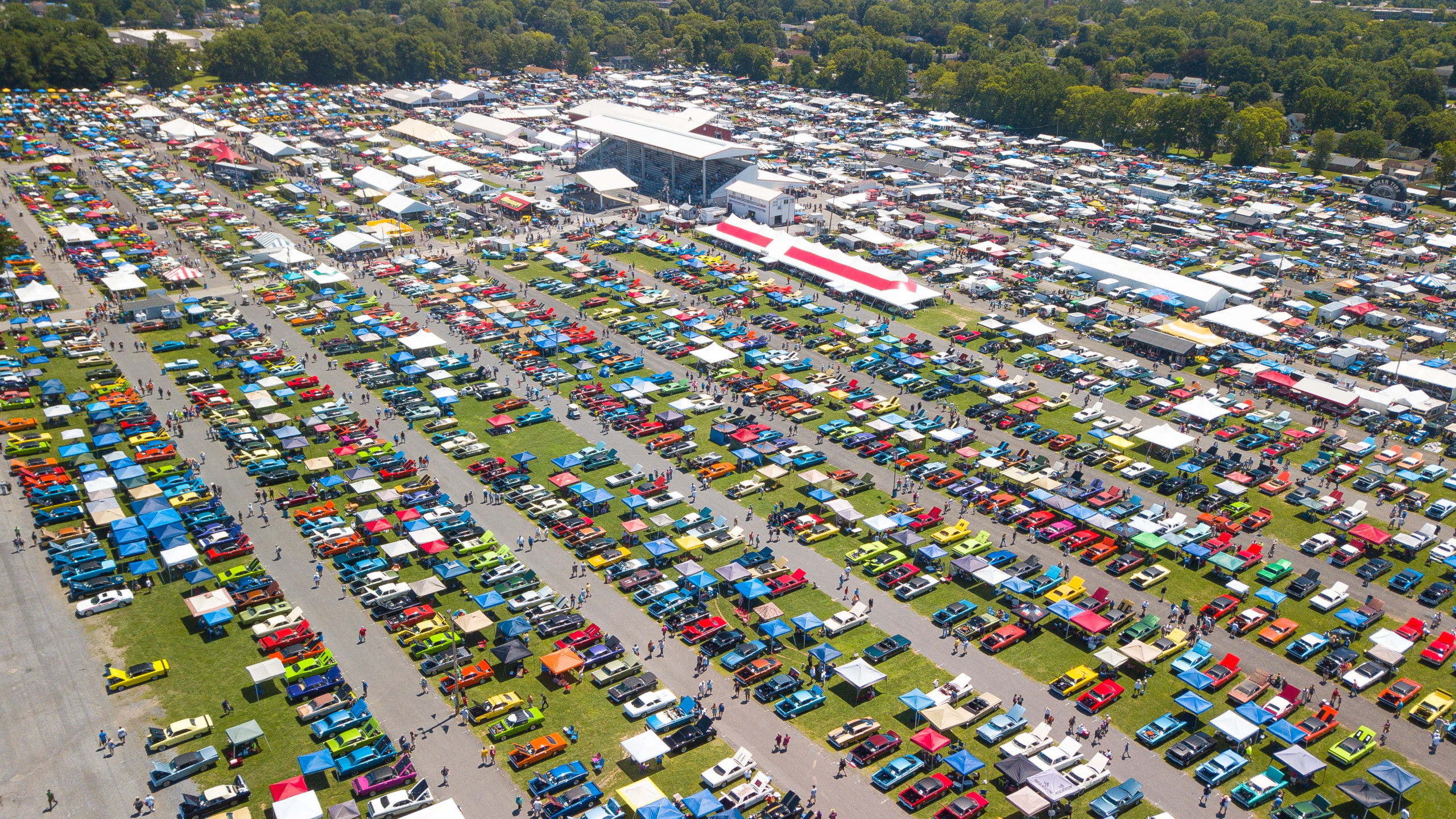Beautiful weather influenced a record-setting turn-out for theÂ recently held Carlisle Chrysler Nationals