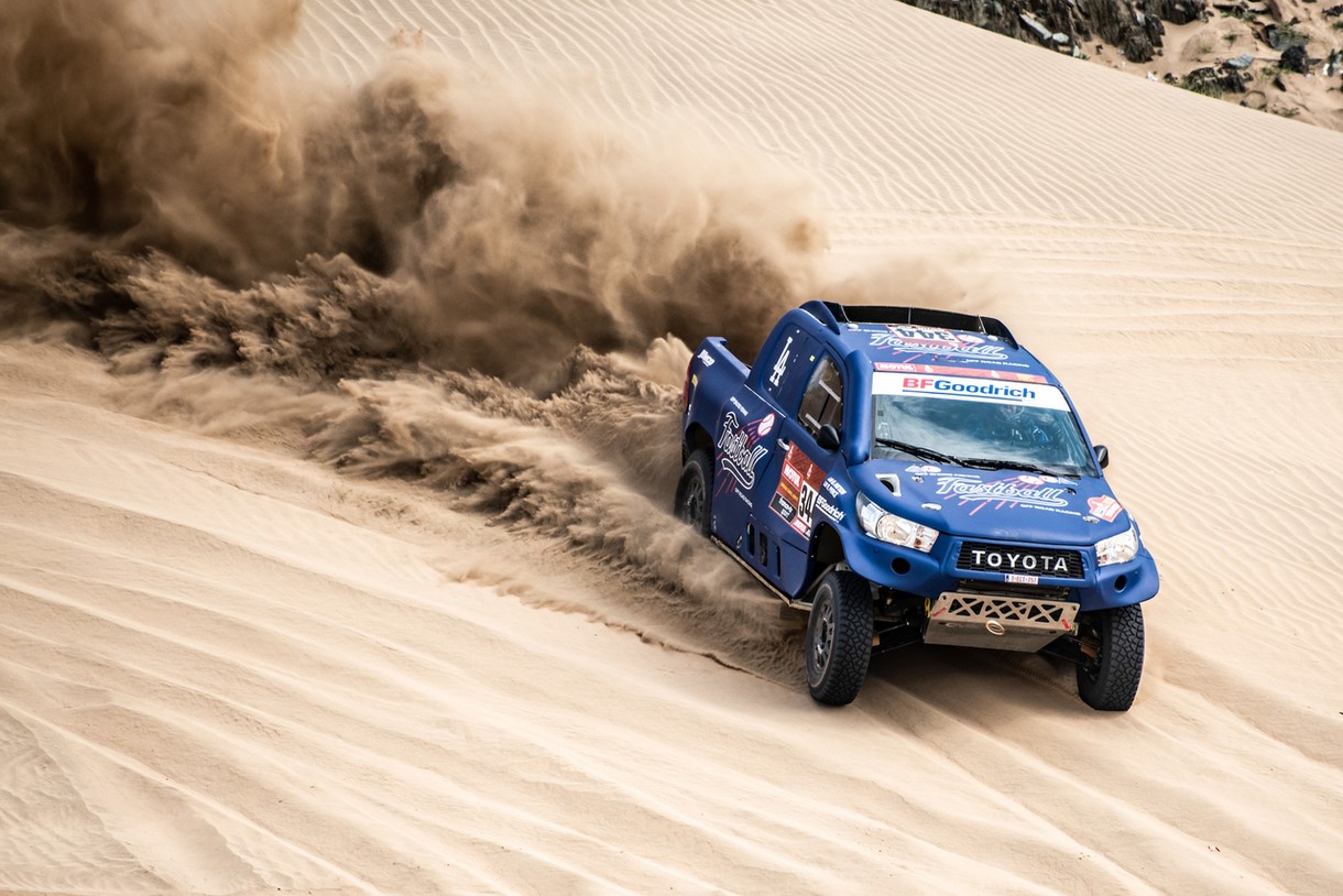 truck sand desert racing