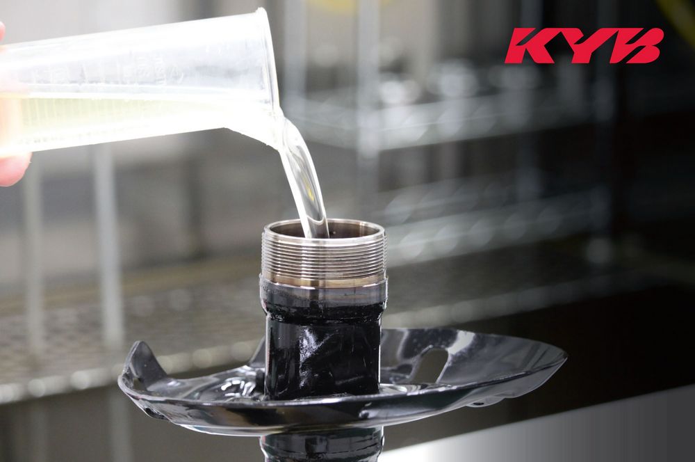 KYB eco-friendly hydraulic shock fluid pour