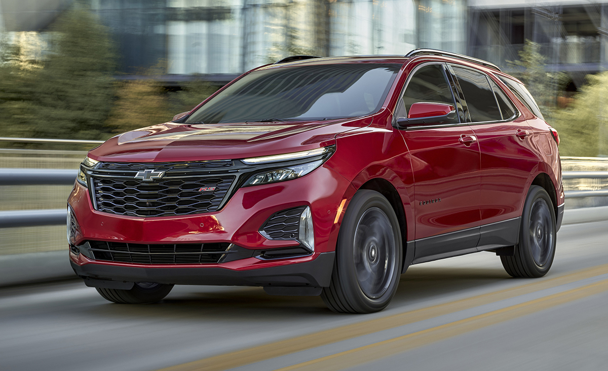 Front 3/4 view of 2024 Chevrolet Equinox RS in Radiant Red Tintcoat