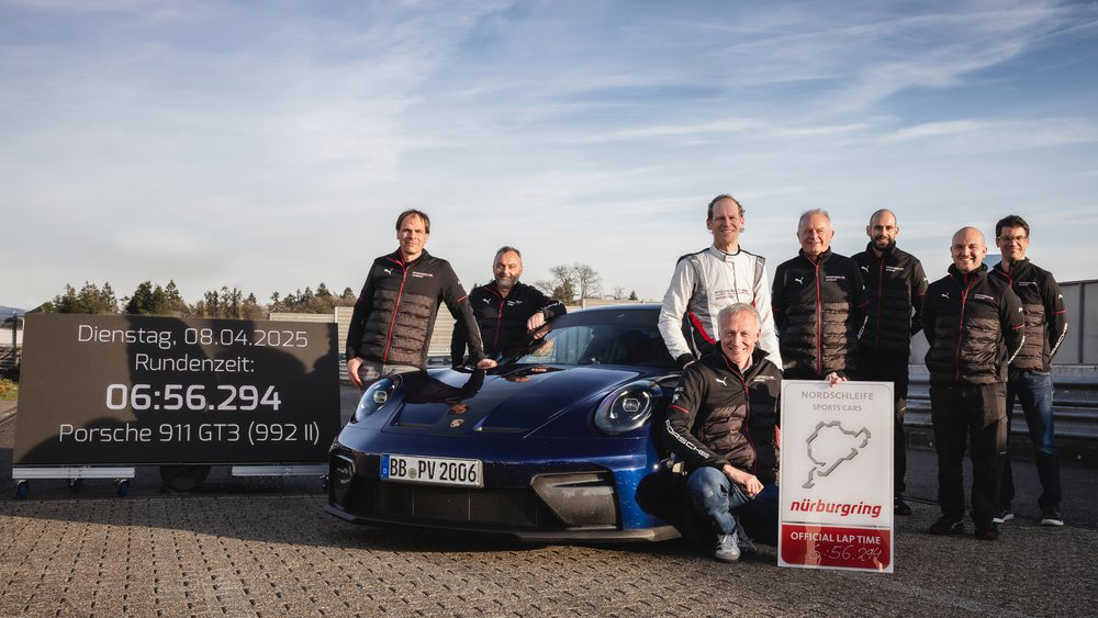 Porsche team around 911 GT3 with sign showing new lap record copy