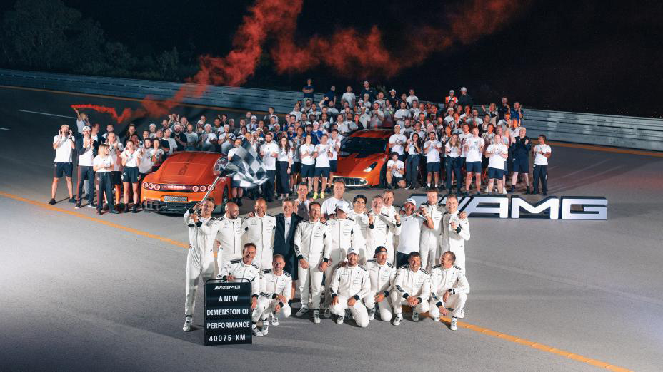 Group photo of the large team of experts behind the Concept AMG GT XX