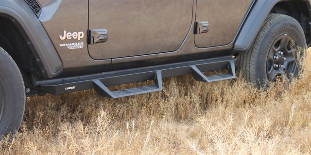 Magnum RT Gen 2 Drop Steps mounted on Jeep
