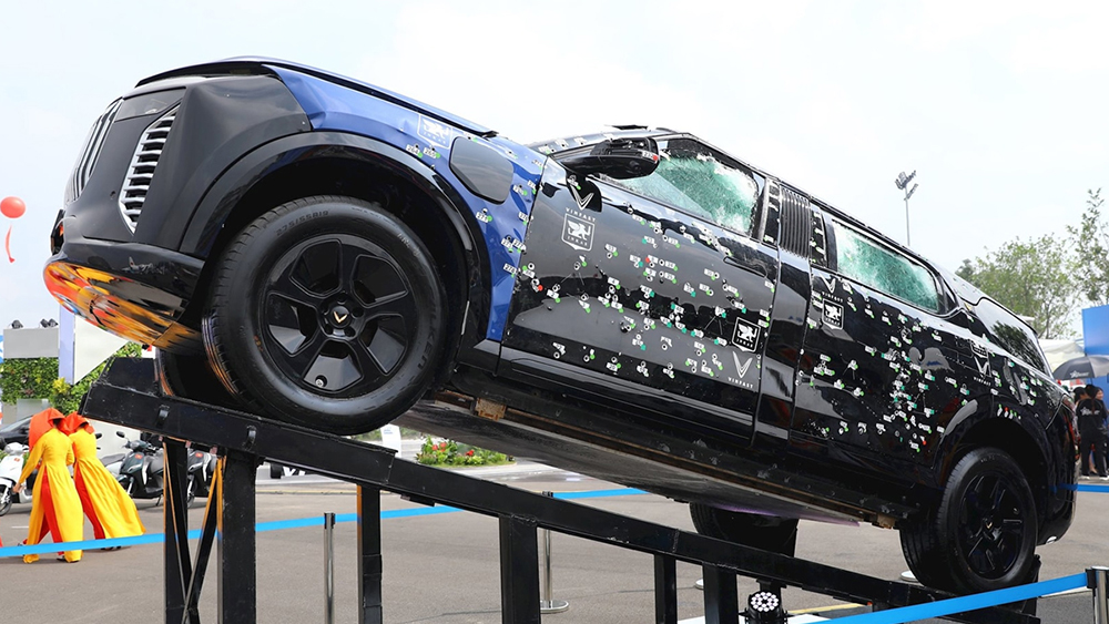 Lạc Hồng 900 LX armored EV SUV after ballistics testing