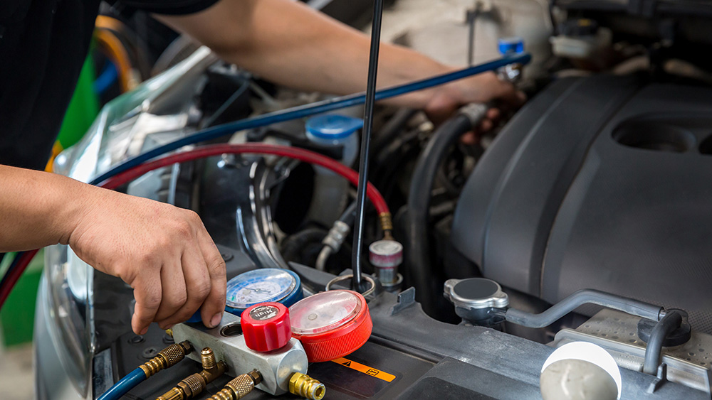 Auto mechanic monitor to check and fixed car air conditioner system