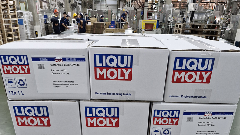 Stack of LIQUI MOLY boxes in production plant