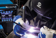 Persoon using Multimatic 255 to weld