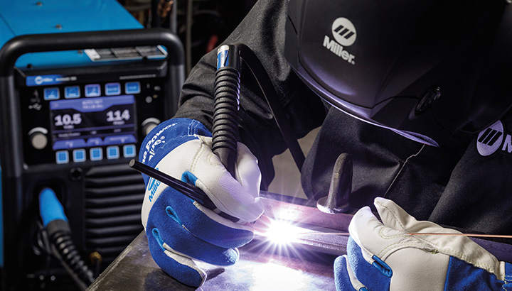 Persoon using Multimatic 255 to weld