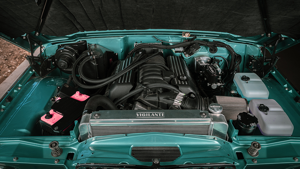 Vigilante 1966 Jeep Super Wagoneer engine