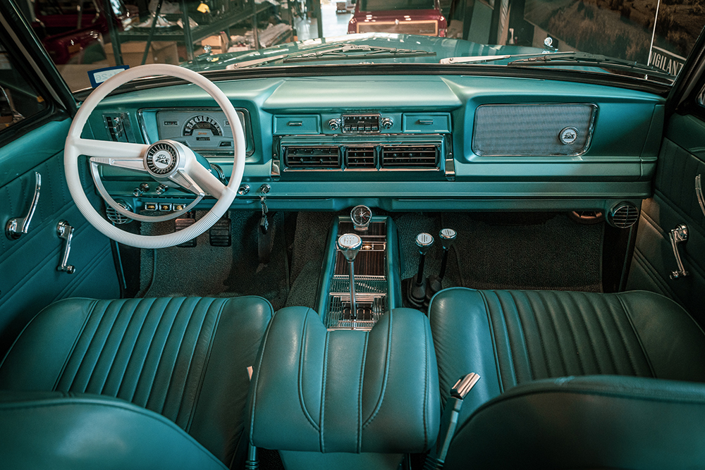 Vigilante 1966 Jeep Super Wagoneer interior