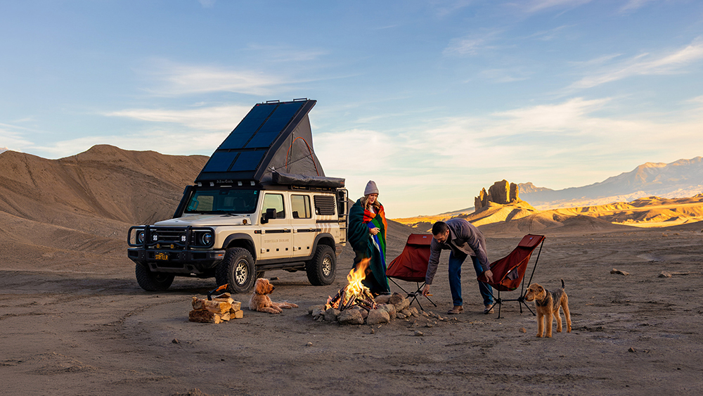 Couple camping the the desert with Storyteller Overland Grand Bohemain