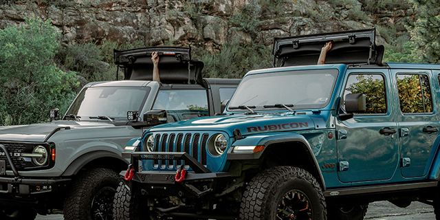 Sunrider for Hardtop on Jeep being opened