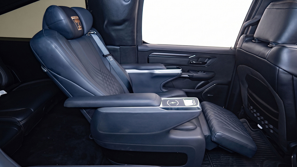 Apocalypse Overlord second row reclining seat