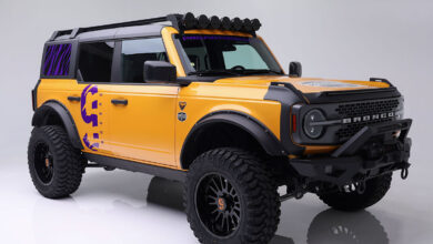 Custom 2022 FORD BRONCO Front Three-Quarter View