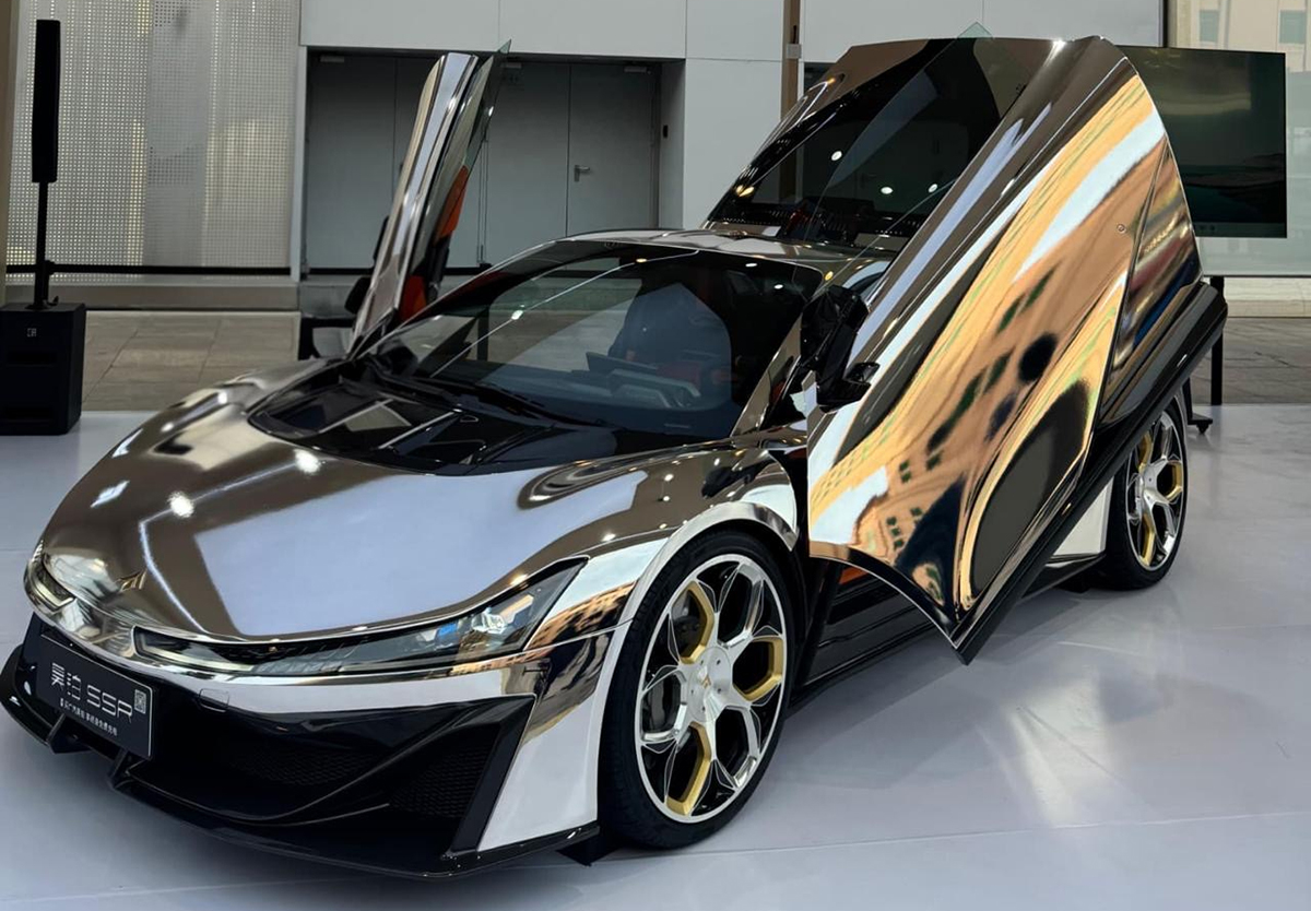 Hyper SSR in Phantom Carbon Fiber Black with butterfly door open