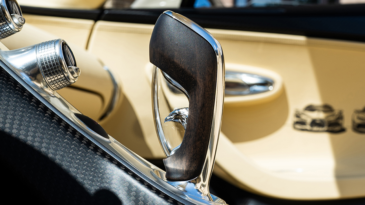 Eagle on the gear shift of the Bugatti W16 Mistral