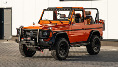 Mercedes Magma Beam Orange - OM605a Turbodiesel three-quarters frontl parked in front of building