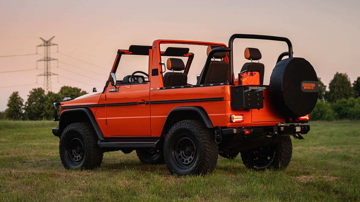 Mercedes Magma Beam Orange - OM605a Turbodiesel three-quarters rear parked in field