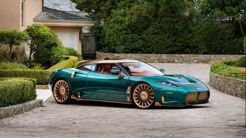 Spyker C8 Preliator XXV Coupé in driveway