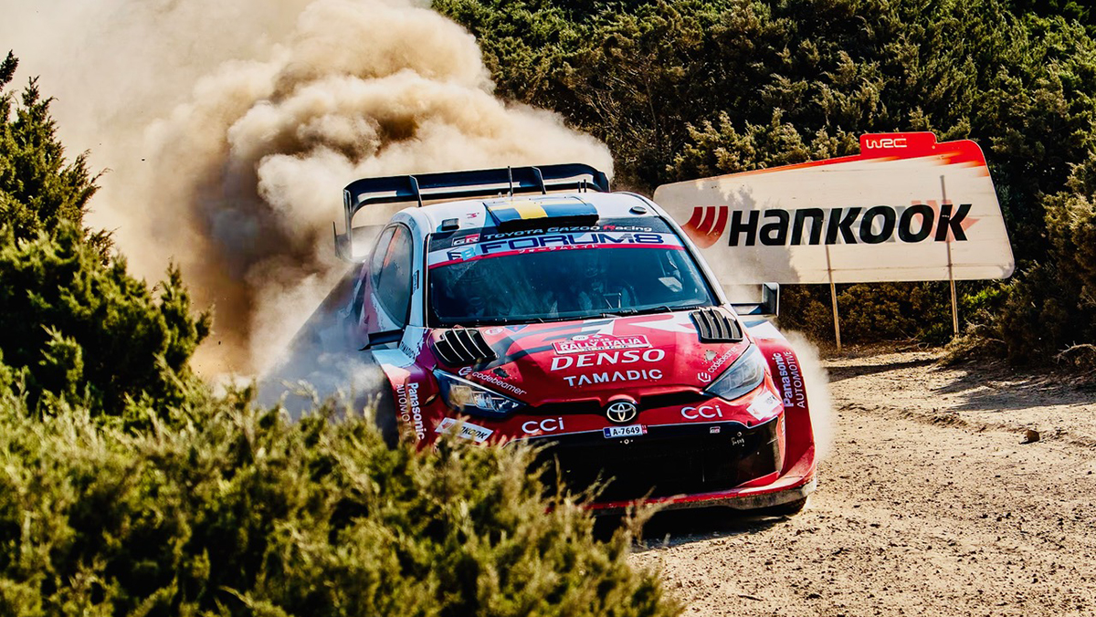 Rally car kicking up dust
